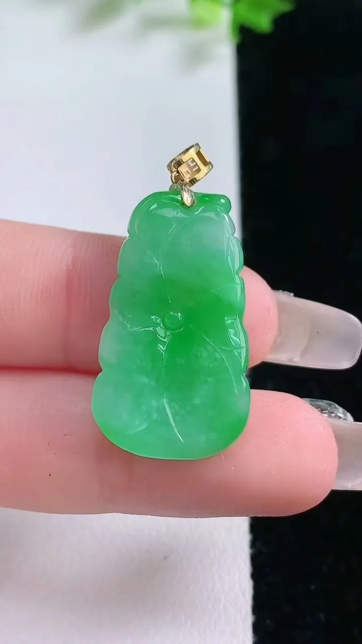 天然A货翡翠荷叶吊坠，尺寸27.6-15-4.2，重量:3.89g
1月20日