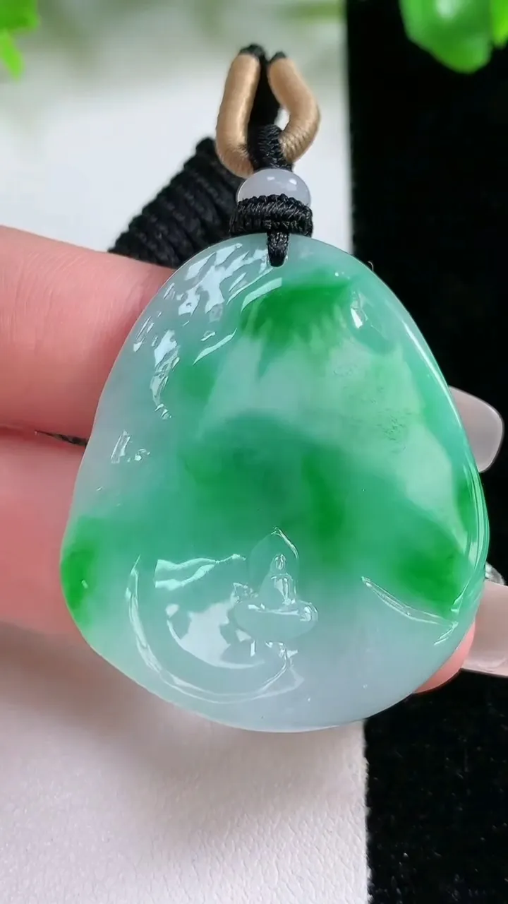 天然A货翡翠无相佛吊坠，尺寸38.8-33-5，重量:15.98g
1月21日