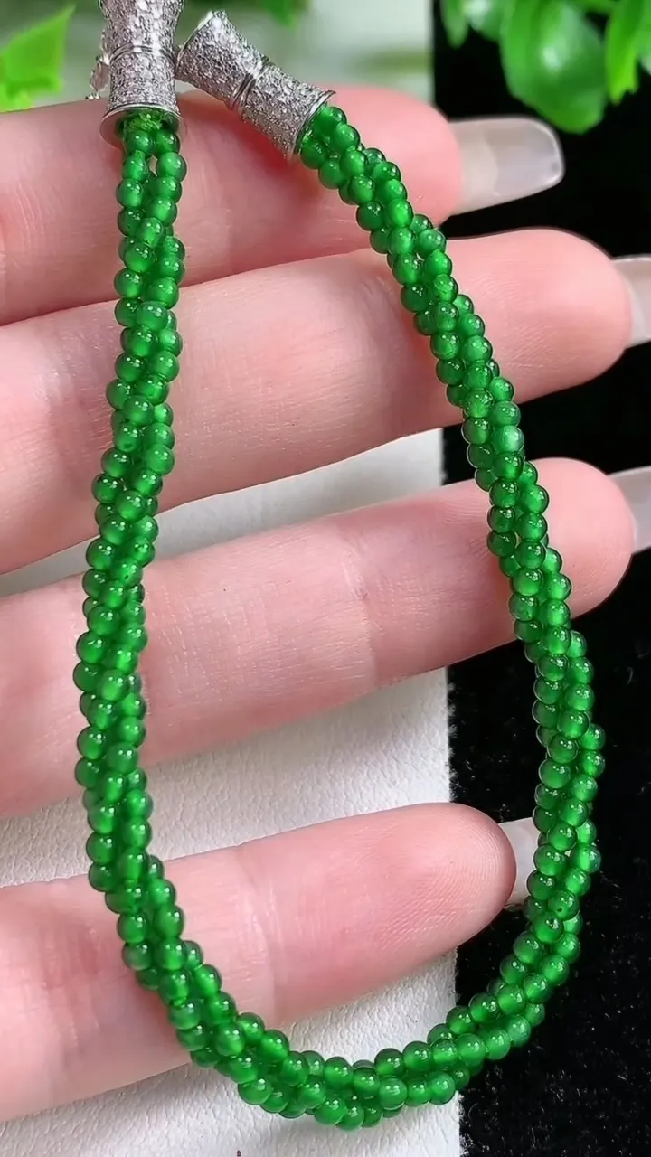 天然A货翡翠小米珠三排手串，尺寸2，重量:12.14g1月21日
工厂直销收藏佳品,种好水足，色泽均匀，有种有色，上手高大气！