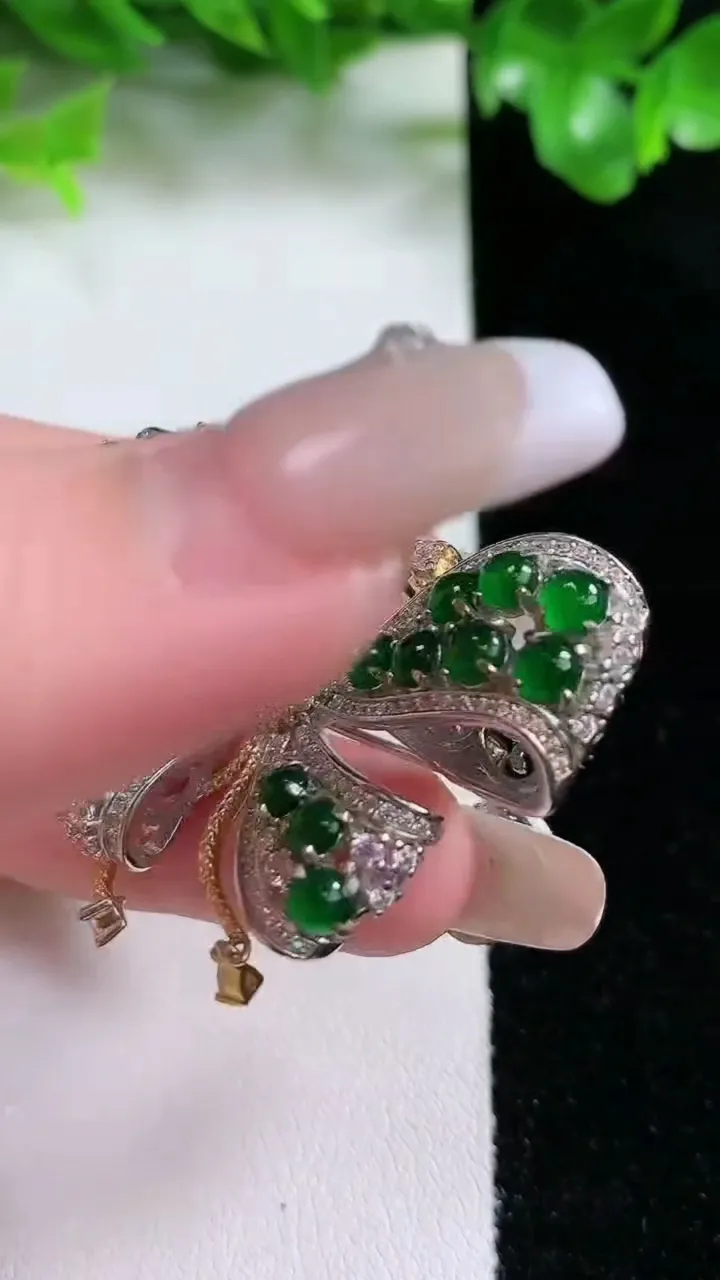 天然A货翡翠蛋面蝴蝶胸针，尺寸3.7，重量:14.05g
1月21日