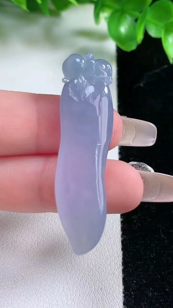 天然A货翡翠紫罗兰福瓜吊坠，尺寸46.5-12.5-8.2，重量:7.39g
1月21日