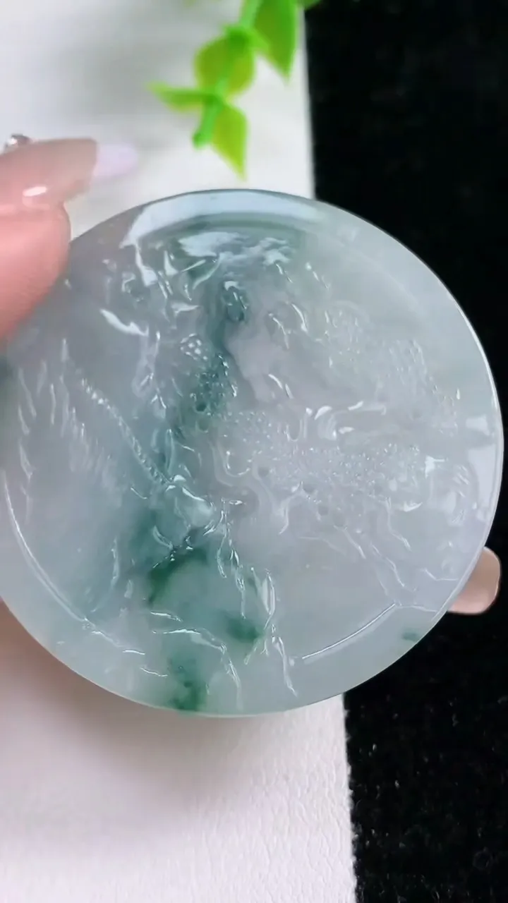 天然A货翡翠飘花山水佛头吊坠，尺寸 48-5，重:24.10g
1月21日