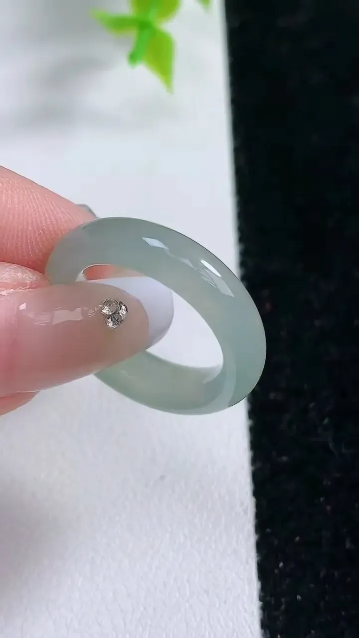 天然A货翡翠指环戒指，尺寸16.6-6-4，重:3.74g2026年1月21日
工厂直销收藏佳品,种好水足，色泽均匀，有种有色，上手高大气！