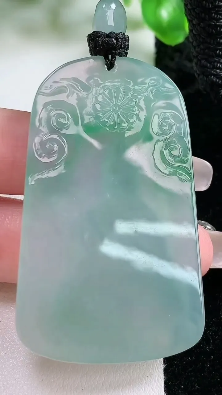 天然A货翡翠观音菩萨吊坠，尺寸55.8-33.5-5.7，重量:28.60g
1月21日