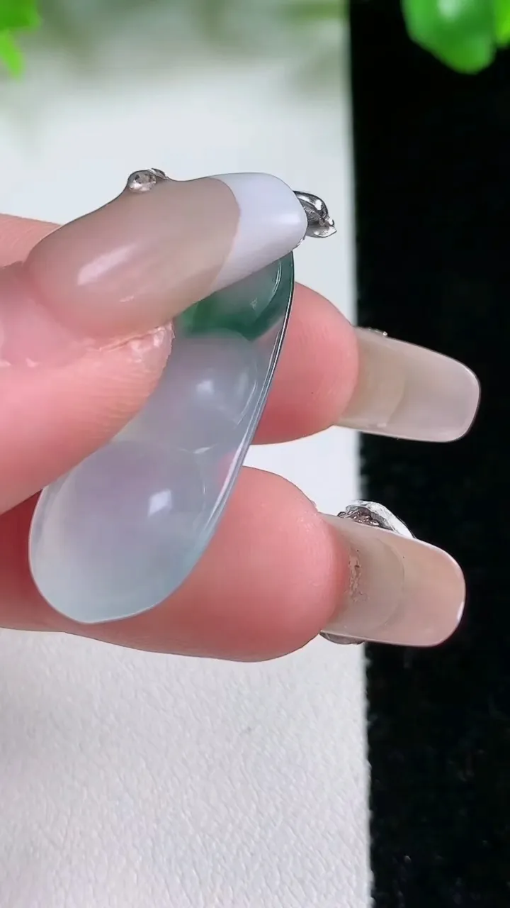 天然A货翡翠种飘花福豆吊坠，尺寸32.5-12.8-6，重量:4.03g
1月21日