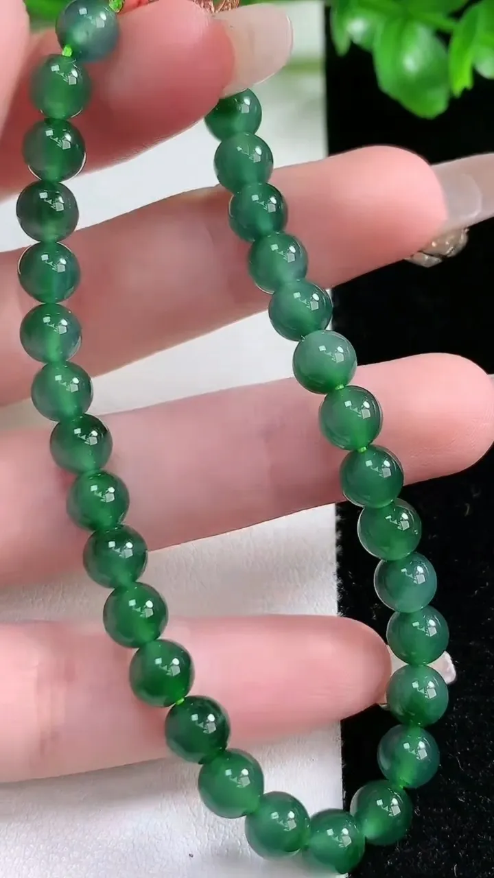 天然A货翡翠圆珠手串，尺寸6.2-30颗，重量:14.28g1月21日
工厂直销收藏佳品,种好水足，色泽均匀，有种有色，上手高大气！