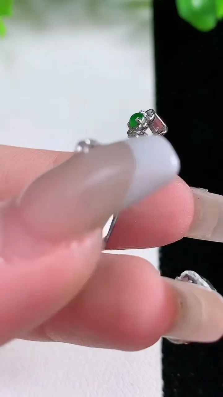 天然A货翡翠水滴吊坠，尺寸24-17.7-6.7，重量:6.35g
1月21日