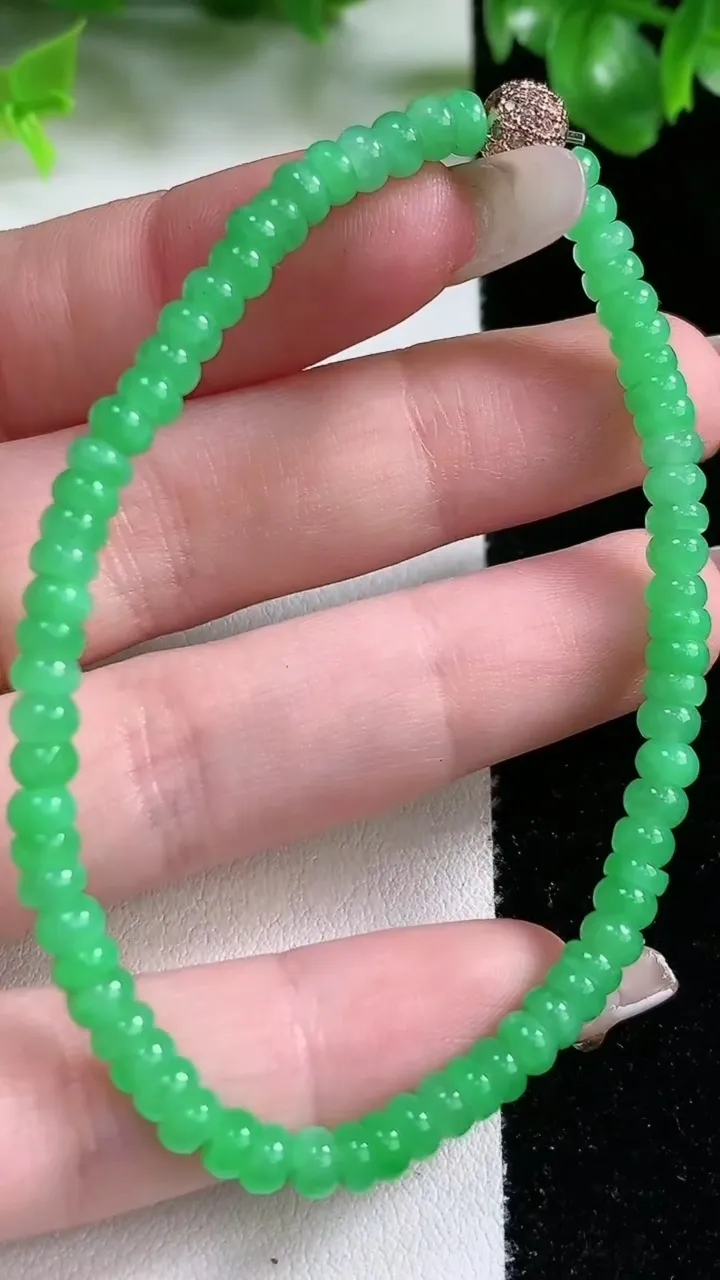 天然A货翡翠算盘珠手串，尺寸4.6-2.3，重量:7.93g1月21日
工厂直销收藏佳品,种好水足，色泽均匀，有种有色，上手高大气！