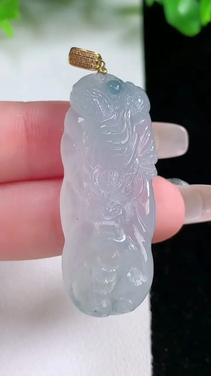 天然A货翡翠种飘花龙牌吊坠，尺寸43.2-16.5-10，重量:13.59g
1月21日