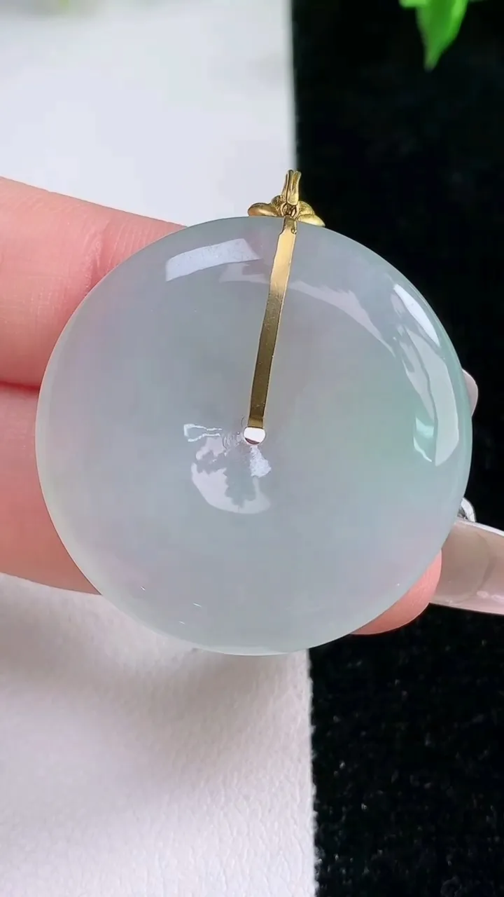 天然A货翡翠平安扣吊坠，尺寸32.7-4.7，重量:11.20g
1月21日