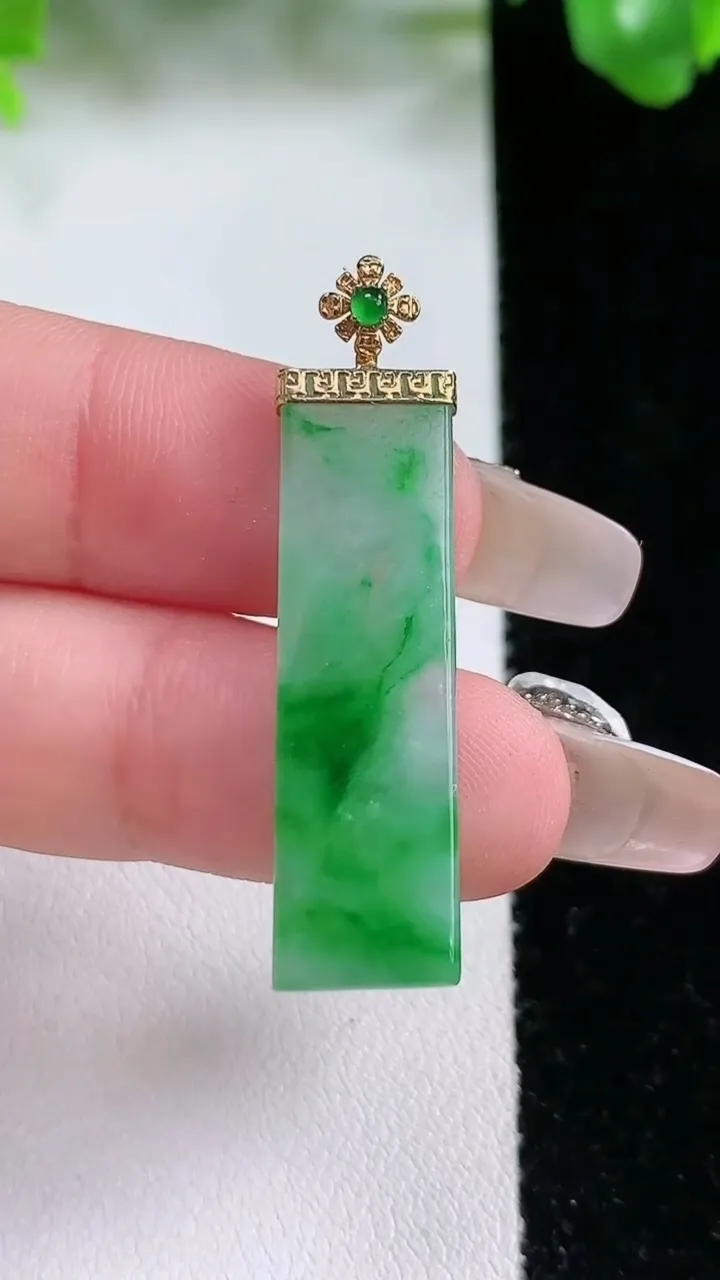 天然A货翡翠无事牌吊坠，尺寸32.4-9.4-2.7，重量:3.25g
1月21日