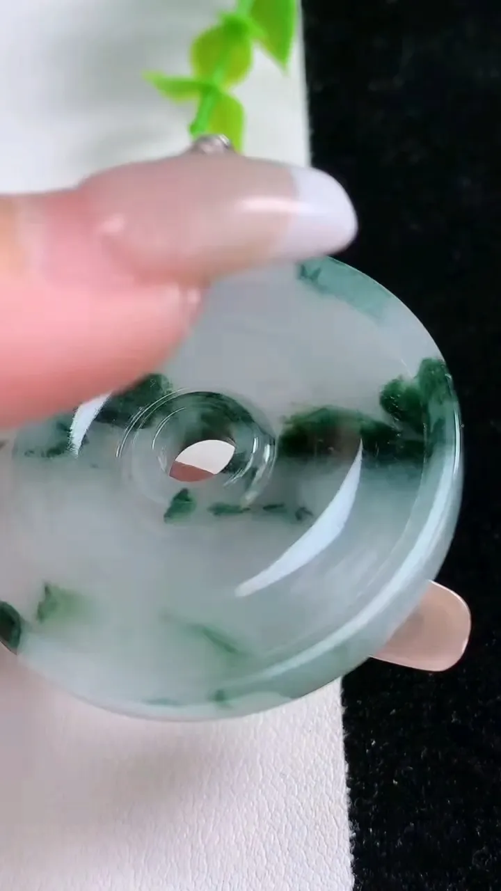 天然A货翡翠飘花母子平安扣吊坠，尺寸51.7-5.2，重:18.51g
1月21日