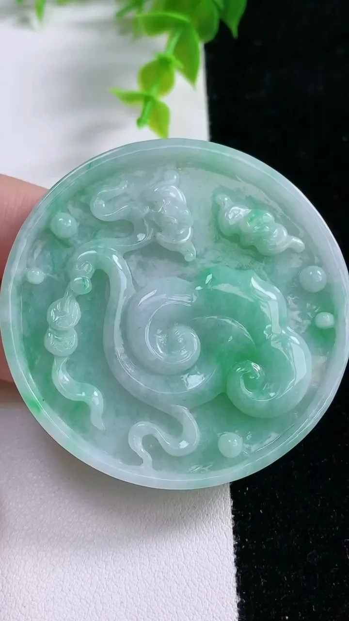 天然A货翡翠如意吊坠吊坠，尺寸52.6-6.5，重:34.62g
1月21日