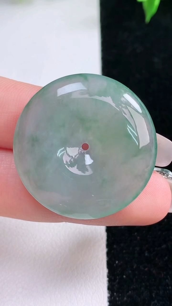 天然A货翡翠冰种飘花平安扣吊坠，尺寸29.8-5.6，重量:10.21g
1月21日