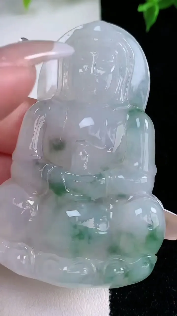 天然A货翡翠冰种飘花观音菩萨吊坠，尺寸66.4-41.8-5.6，重量:27.79g
1月21日