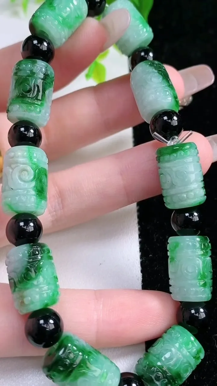 天然A货翡翠路路通手串，尺寸14.4-10，重:39.51g1月21日
工厂直销收藏佳品,种好水足，色泽均匀，有种有色，上手高大气！