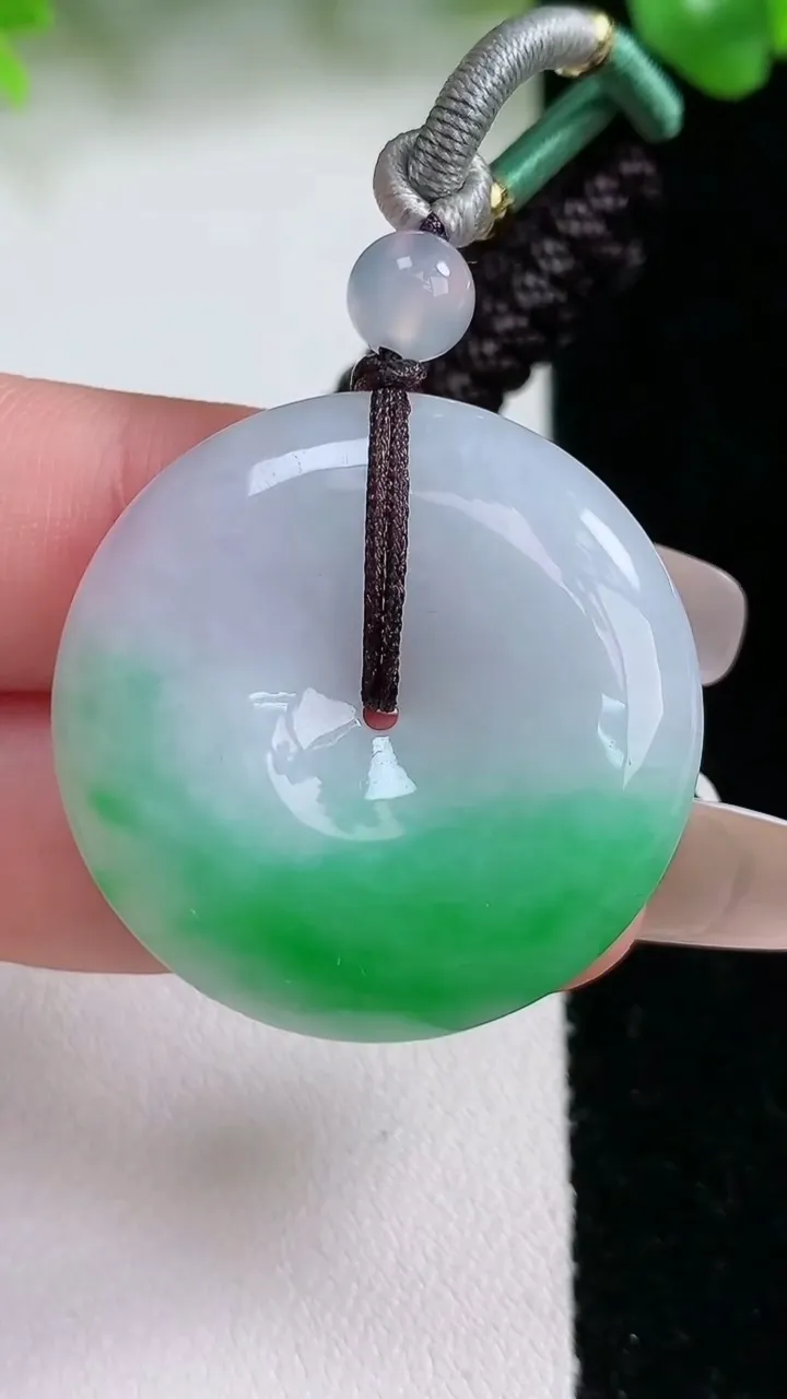 天然A货翡翠平安扣吊坠，尺寸29.5-6.6，重量:15.83g
1月21日