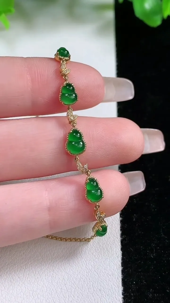 天然A货翡翠葫芦手链，尺寸6-4.5-3.3，重量:2.78g
1月21日