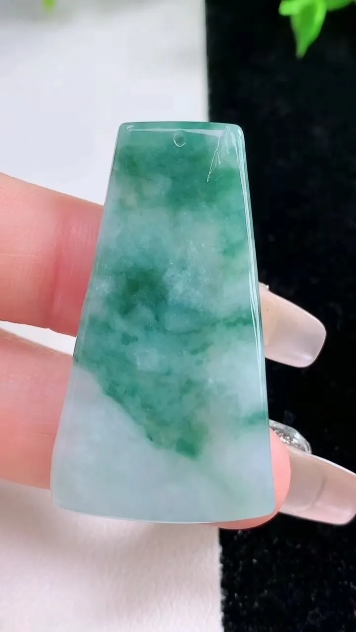 天然A货翡翠飘花不动明王吊坠，尺寸41.8-21.8-5.8，重量:11.03g
1月21日