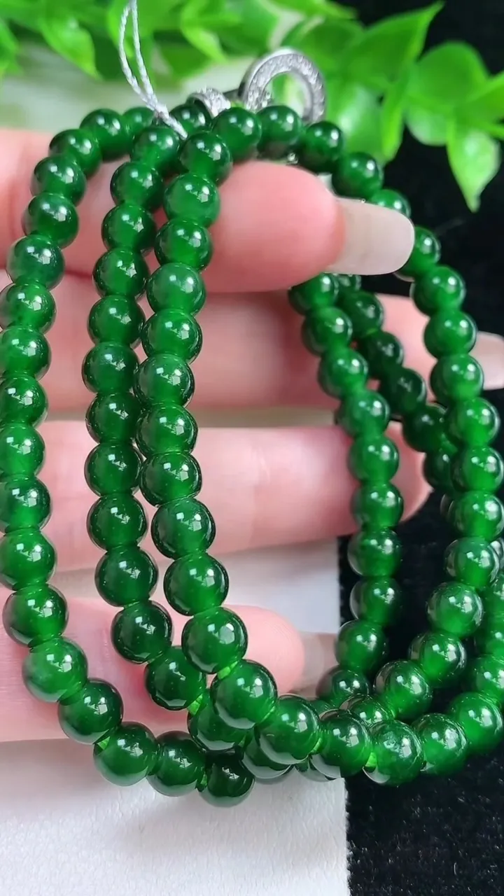 天然A货翡翠圆珠项链，尺寸6.2-98颗，重量:34.00g1月21日
工厂直销收藏佳品,种好水足，色泽均匀，有种有色，上手高大气！