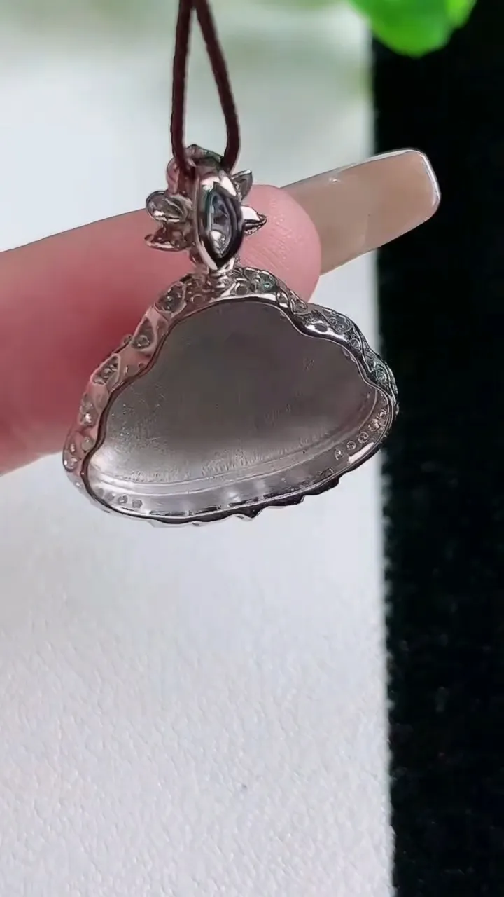 天然A货翡翠佛公吊坠，尺寸23.8-20-5.8，裸石13-18重量:2.86g
1月21日