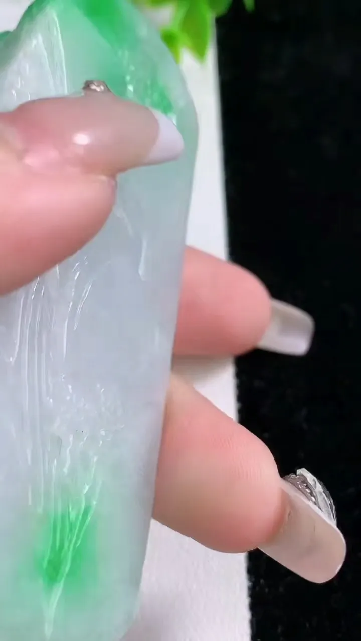 天然A货翡翠山水牌吊坠，尺寸78-39.6-11.7，重:74.34g
1月21日