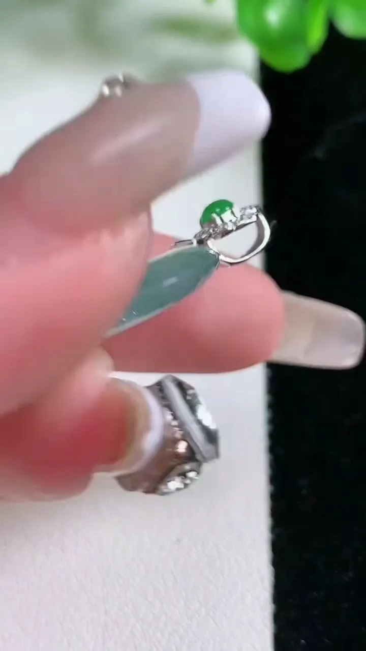 天然A货翡翠种飘花平安扣吊坠，尺寸26.8-4.3，重量:7.43g
1月21日