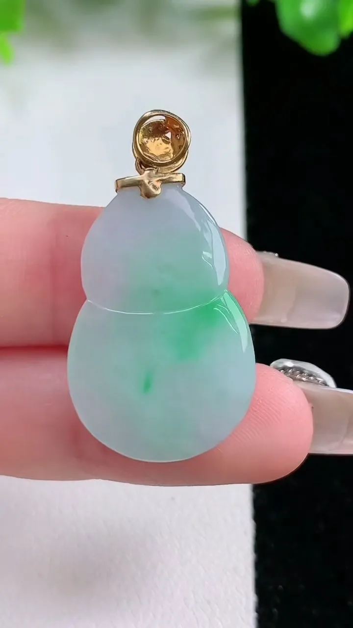 天然A货翡翠葫芦吊坠，尺寸27.8-18-8.2，重量:7.33g
1月21日