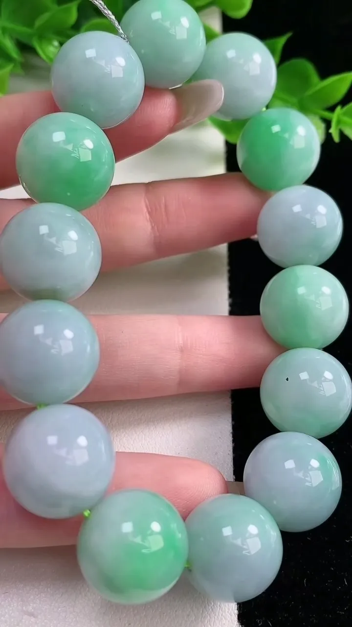 天然A货翡翠圆珠手串，尺寸15-14颗，重量:86.85g1月21日
工厂直销收藏佳品,种好水足，色泽均匀，有种有色，上手高大气！