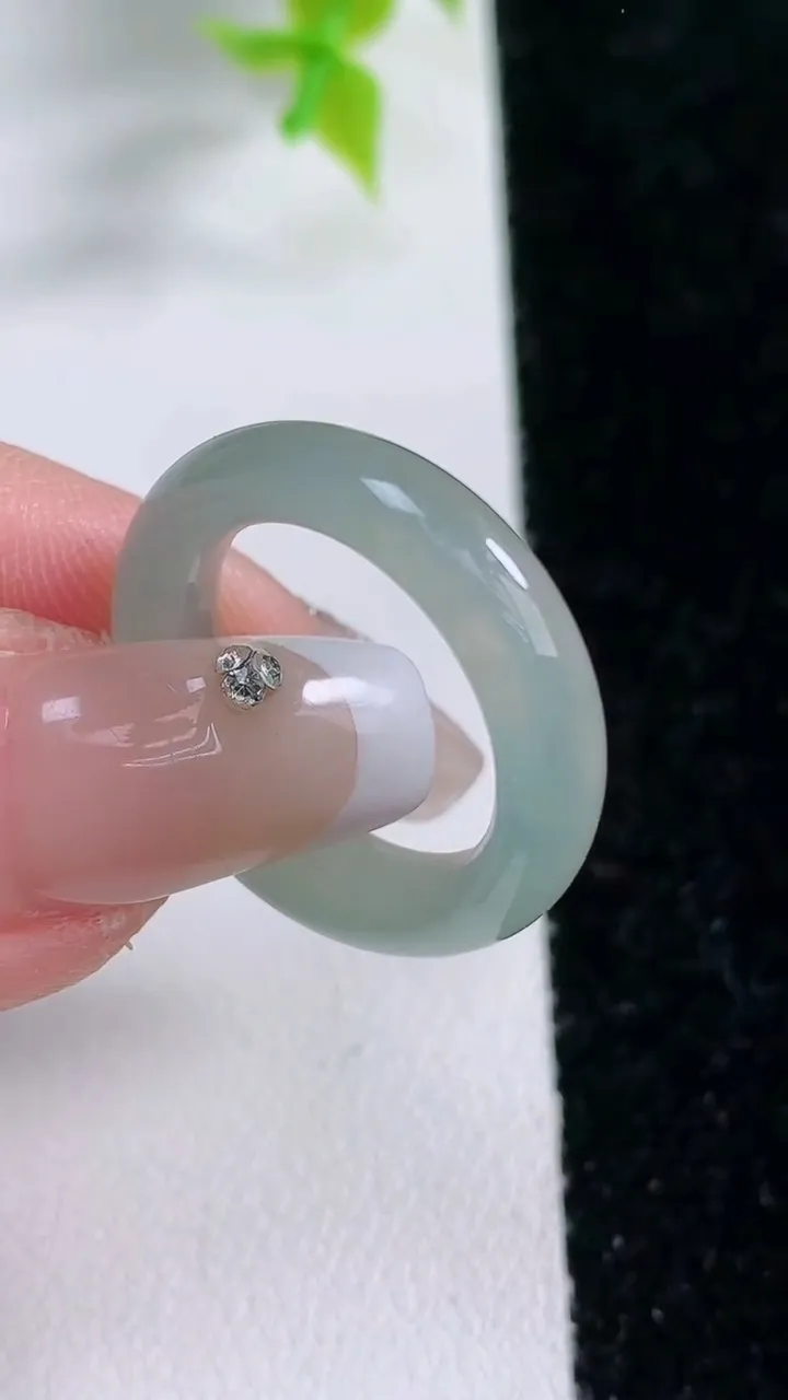 天然A货翡翠指环戒指，尺寸16.6-6-4，重:3.74g2026年1月21日
工厂直销收藏佳品,种好水足，色泽均匀，有种有色，上手高大气！