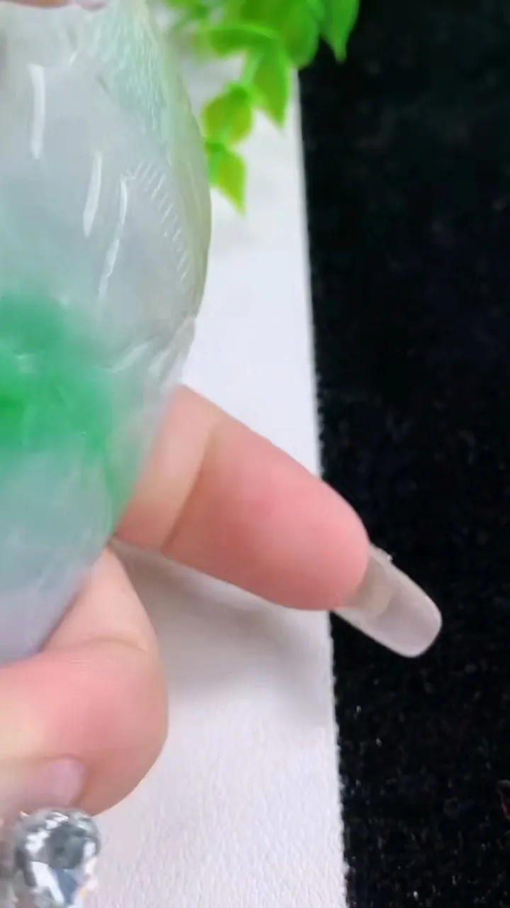 天然A货翡翠山水牌吊坠，尺寸72.2-52.5-16.5，重:116.60g
1月21日