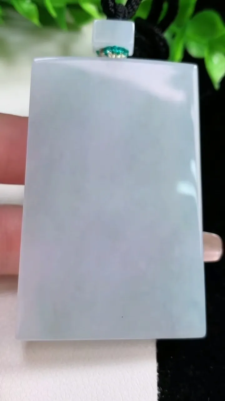 天然A货翡翠无事牌吊坠，尺寸60.6-40-5.9，重量:51.65g
1月21日