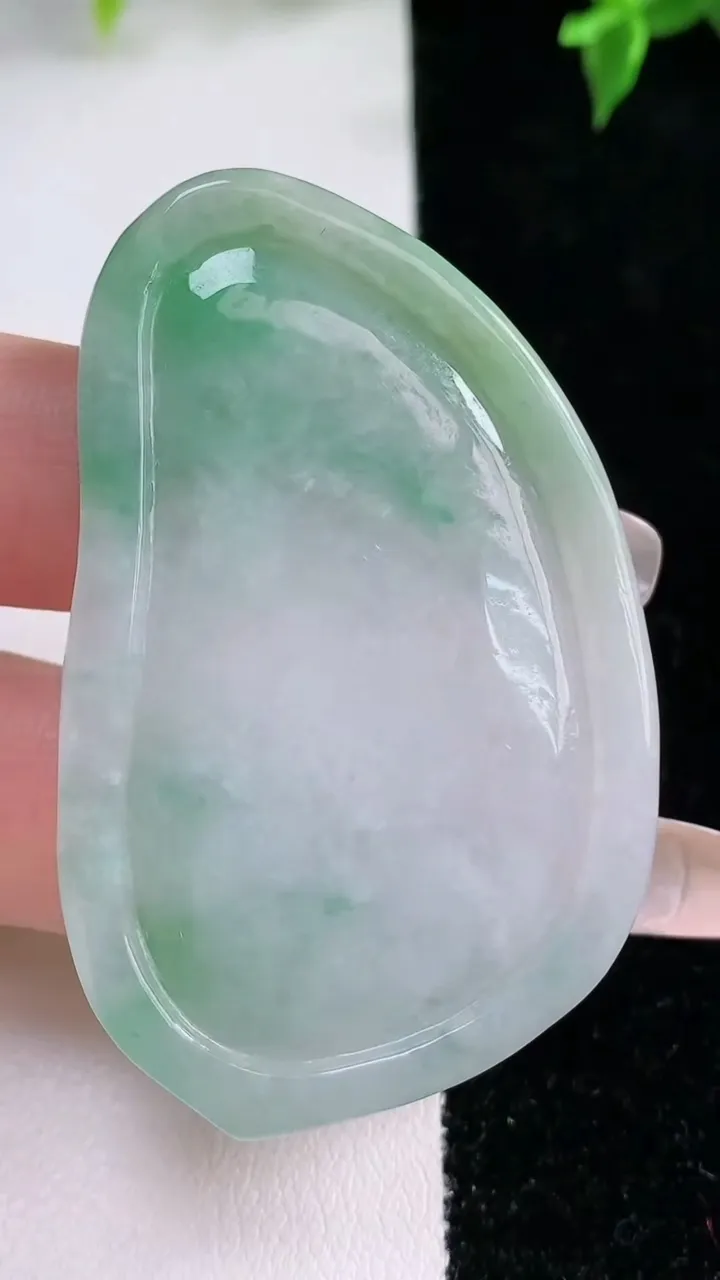 天然A货翡翠普贤菩萨吊坠，尺寸53.3-33.8-6，重量:20.27g
1月22日