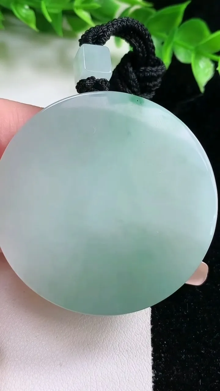 天然A货翡翠大势至菩萨吊坠，尺寸50-11，重量:64.78g
1月21日