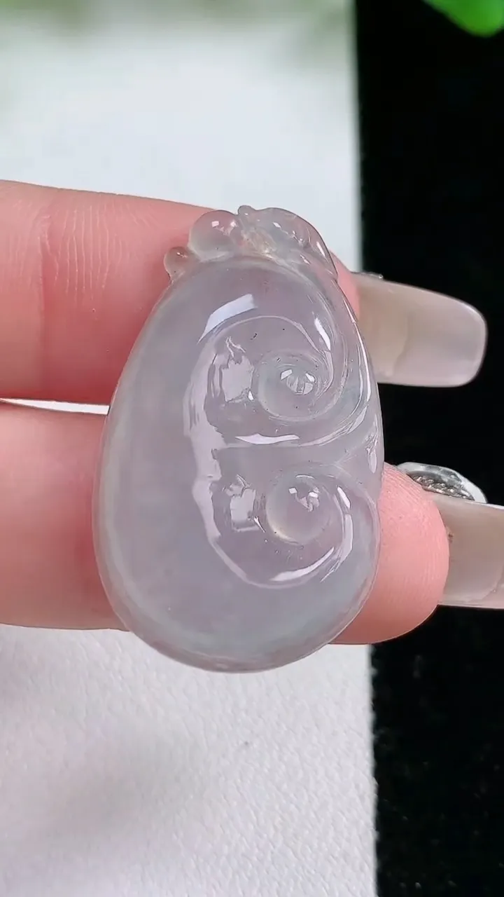 天然A货翡翠如意吊坠，尺寸32-19.4-3.6，重量:4.25g
1月21日