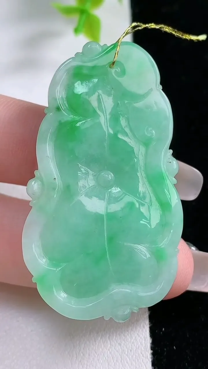 天然A货翡翠荷叶吊坠，尺寸48.5-27.5-7.1，重:17.46g
1月21日
