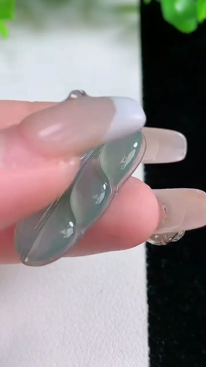 天然A货翡翠冰种飘花金枝玉叶 叶子吊坠，尺寸32.3-16.6-3.7，重量:3.57g
1月21日