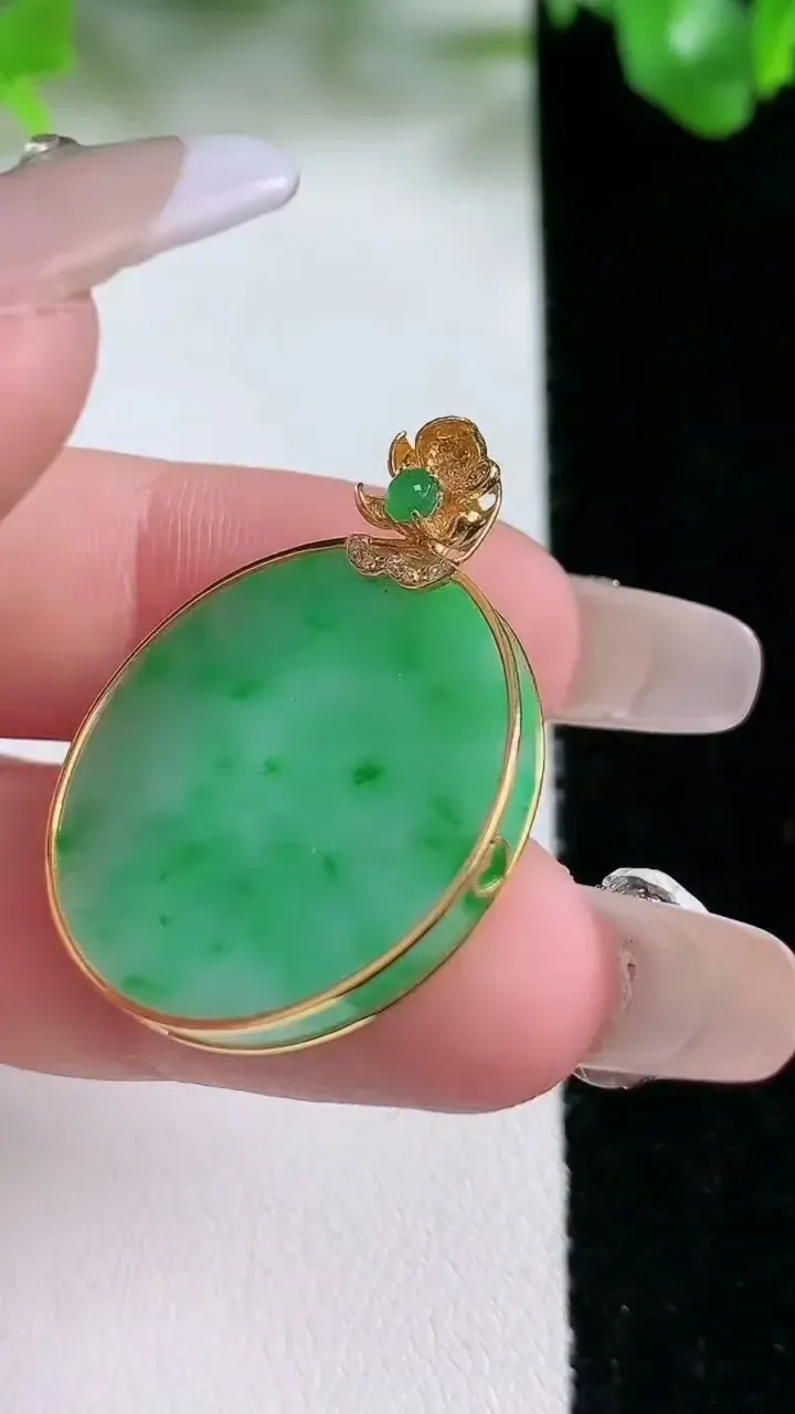 天然A货翡翠无事牌吊坠，尺寸25-2.5，重量:4.91g
1月21日