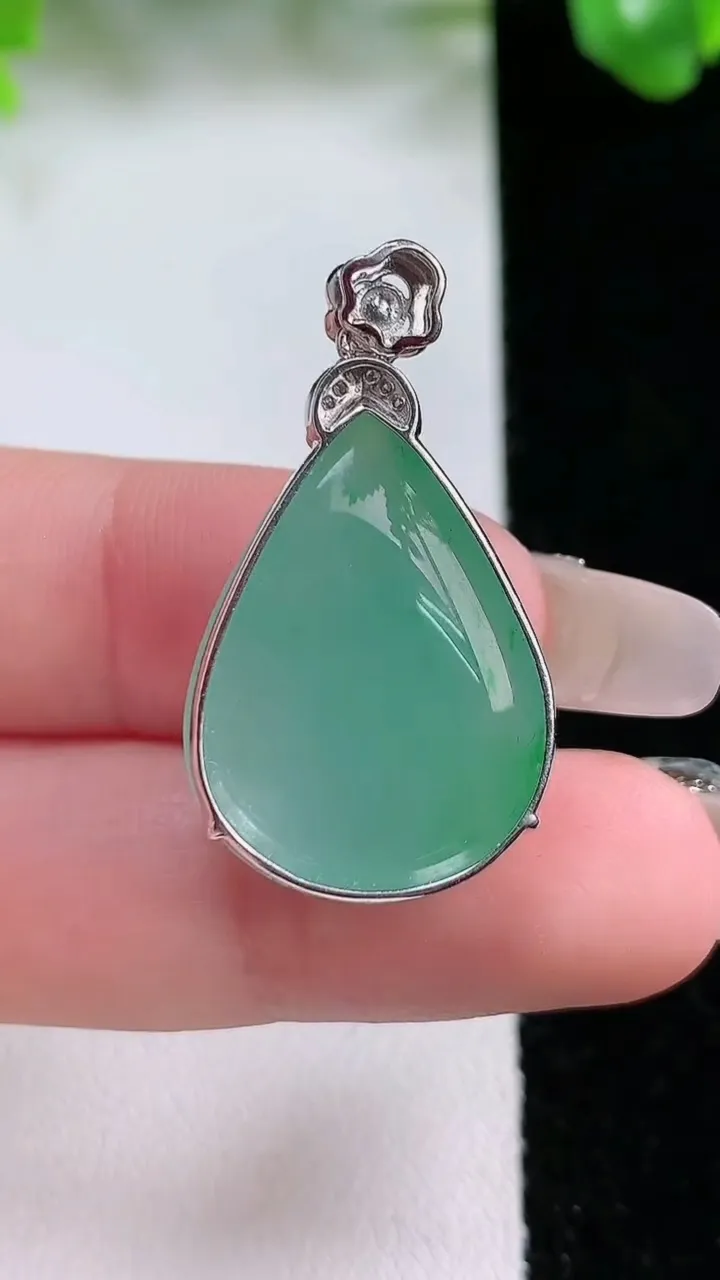 天然A货翡翠水滴吊坠，尺寸24-17.7-6.7，重量:6.35g
1月21日