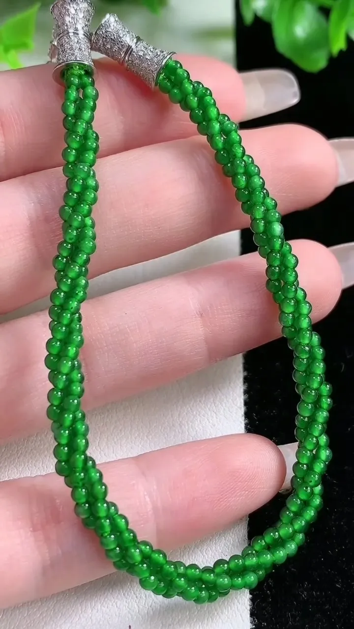 天然A货翡翠小米珠三排手串，尺寸2，重量:12.14g1月21日
工厂直销收藏佳品,种好水足，色泽均匀，有种有色，上手高大气！