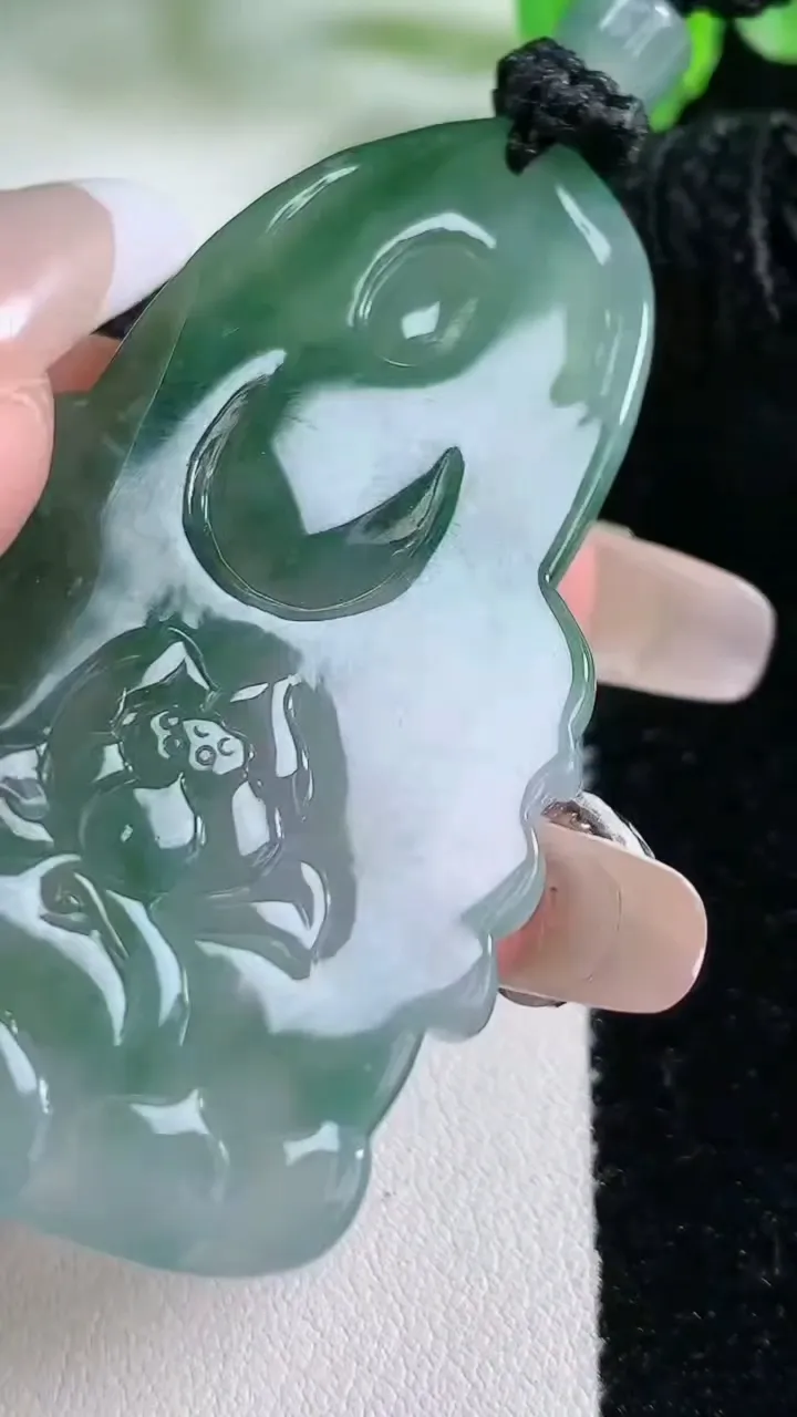 天然A货翡翠冰种飘花观音菩萨吊坠，尺寸56.3-36.5-4.8，重量:24.56g
1月21日