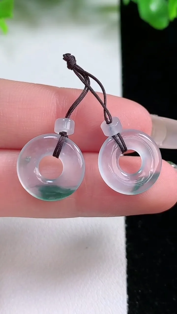 天然A货翡翠冰种飘花平安环吊坠一对，尺寸14.3-1.8，重量:2.20g
1月21日
