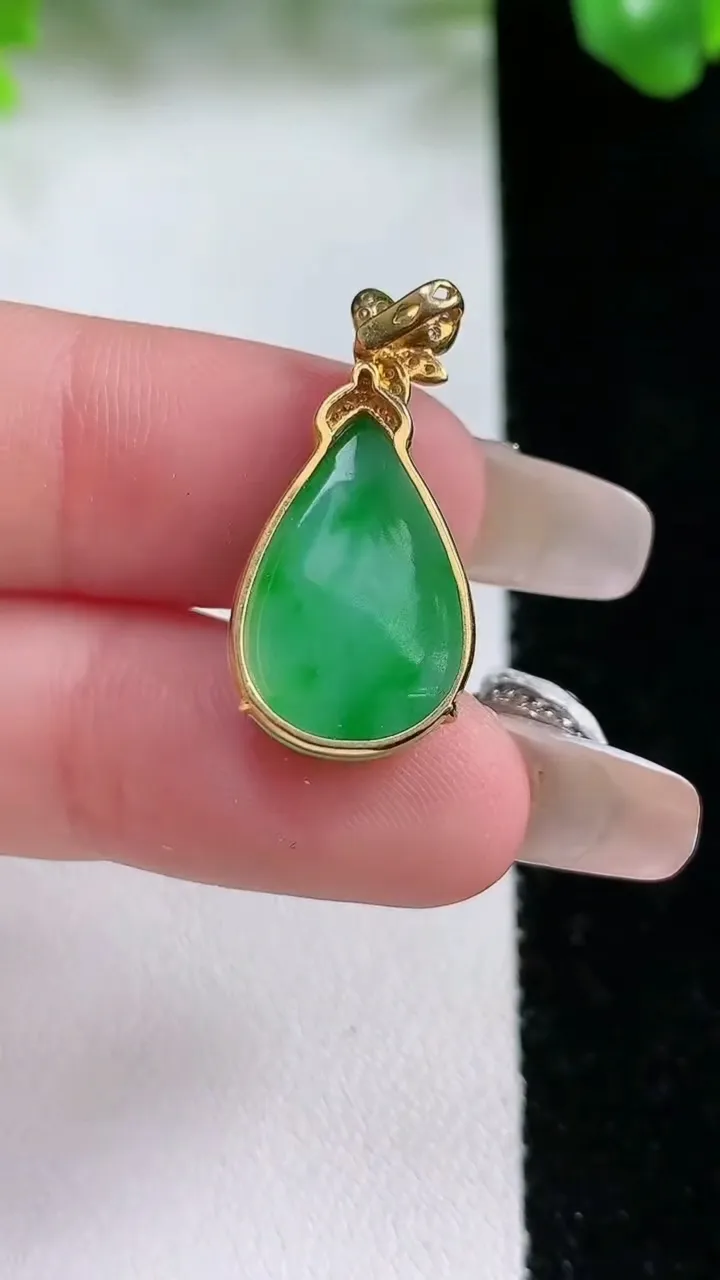天然A货翡翠水滴吊坠，尺寸18.7-12.4-6.2，重量:2.95g
1月21日