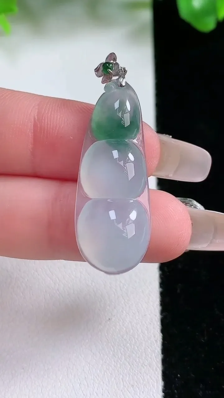 天然A货翡翠种飘花福豆吊坠，尺寸32.5-12.8-6，重量:4.03g
1月21日