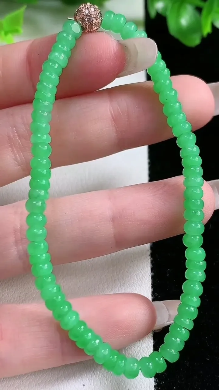 天然A货翡翠算盘珠手串，尺寸4.6-2.3，重量:7.93g1月21日
工厂直销收藏佳品,种好水足，色泽均匀，有种有色，上手高大气！