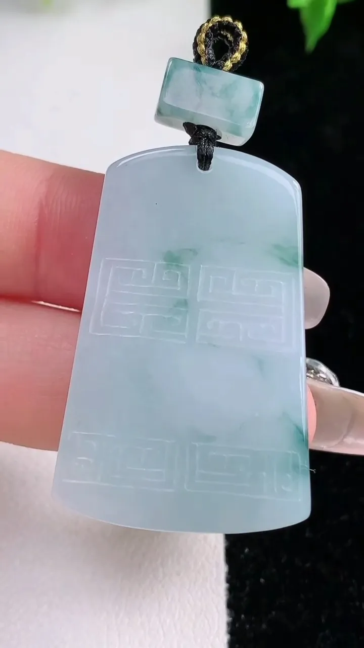 天然A货翡翠飘花仿古无事牌吊坠，尺寸38.5-24.6-5.4，重量:15.84g
1月21日