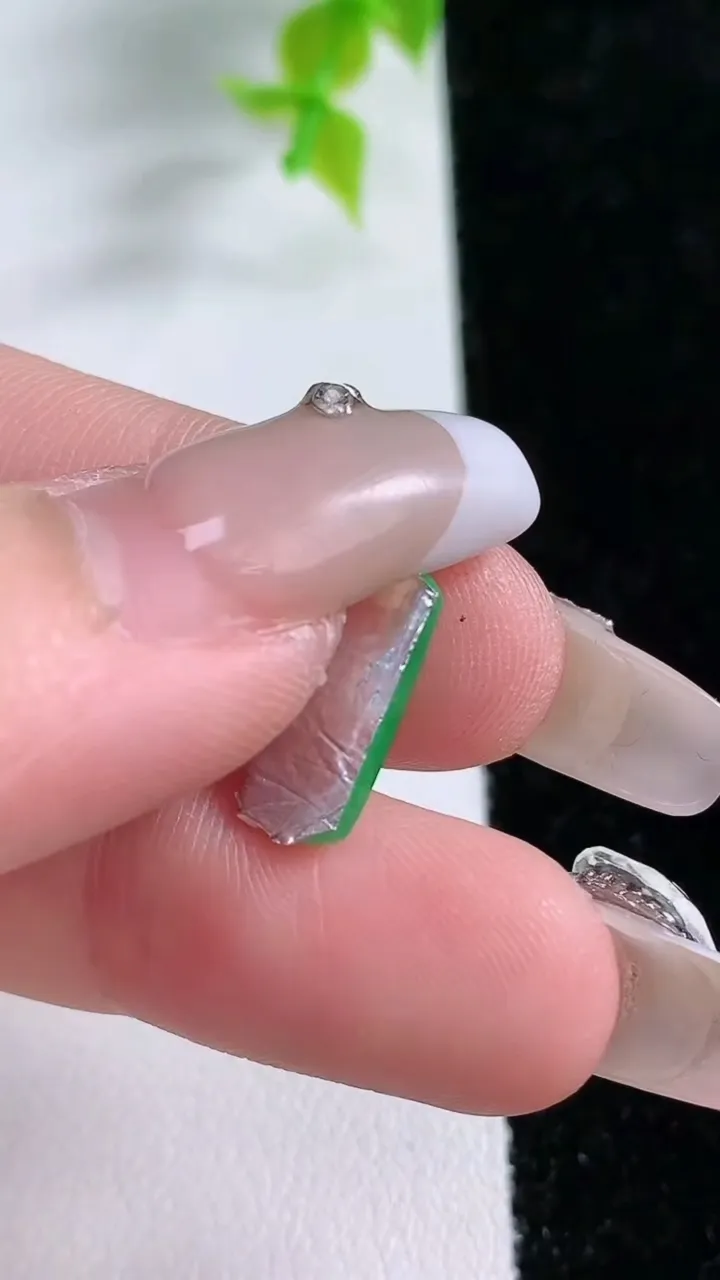 天然A货翡翠马鞍戒面，尺寸14-5.7-2.3，重:0.50g
1月21日