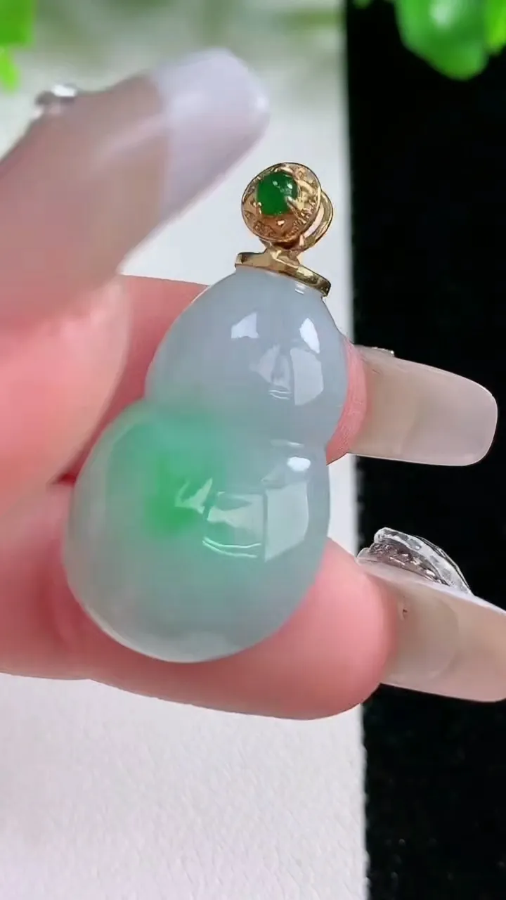 天然A货翡翠葫芦吊坠，尺寸27.8-18-8.2，重量:7.33g
1月21日