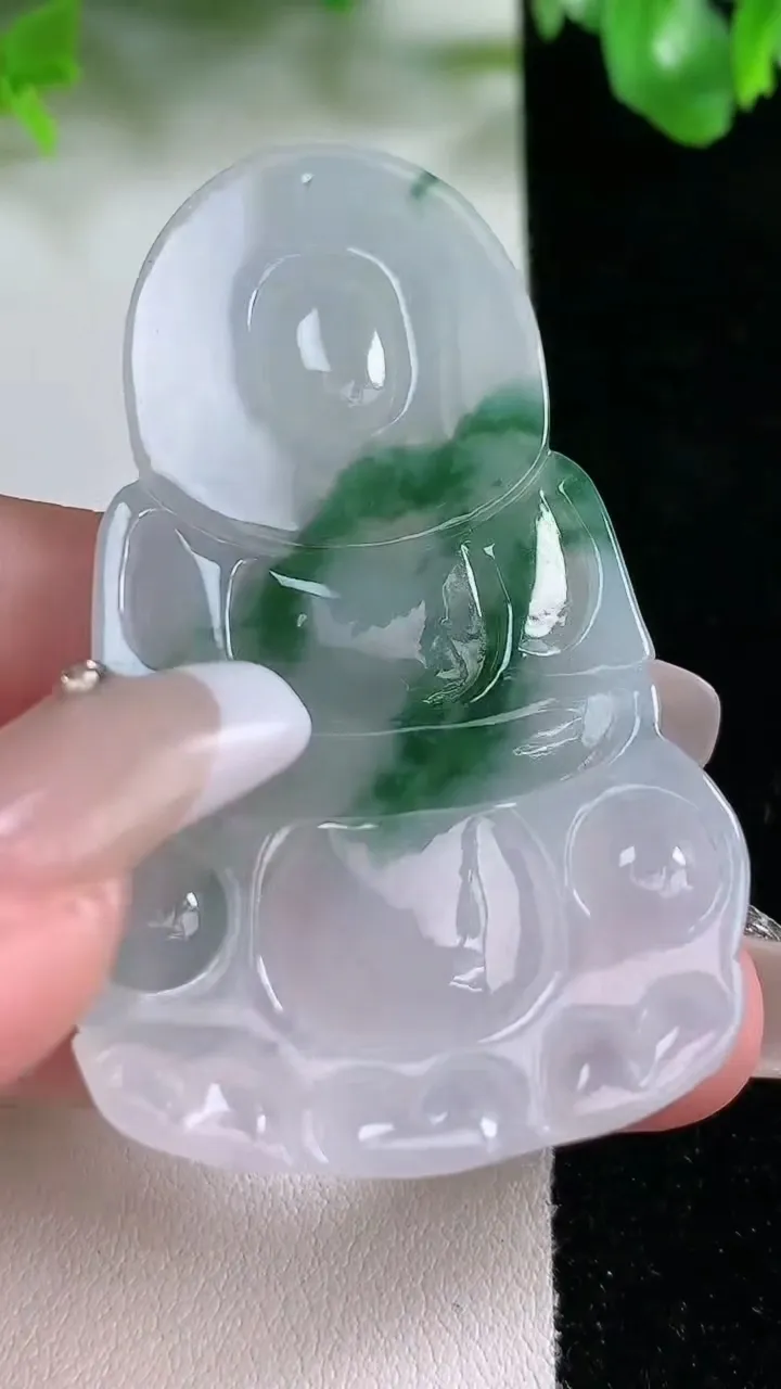 天然A货翡翠冰种飘花观音菩萨吊坠，尺寸59-35.7-5.8，重量:20.44g
1月21日