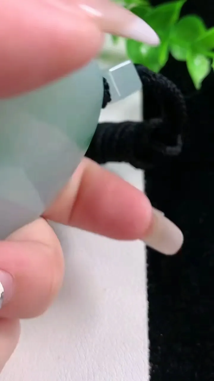 天然A货翡翠大势至菩萨吊坠，尺寸50-11，重量:64.78g
1月21日